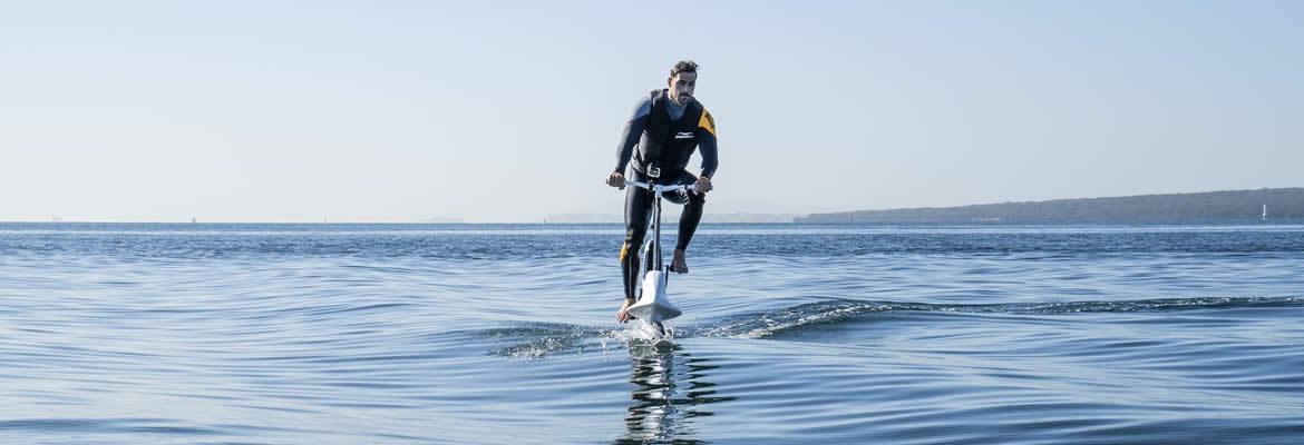 Una bici que anda sobre agua